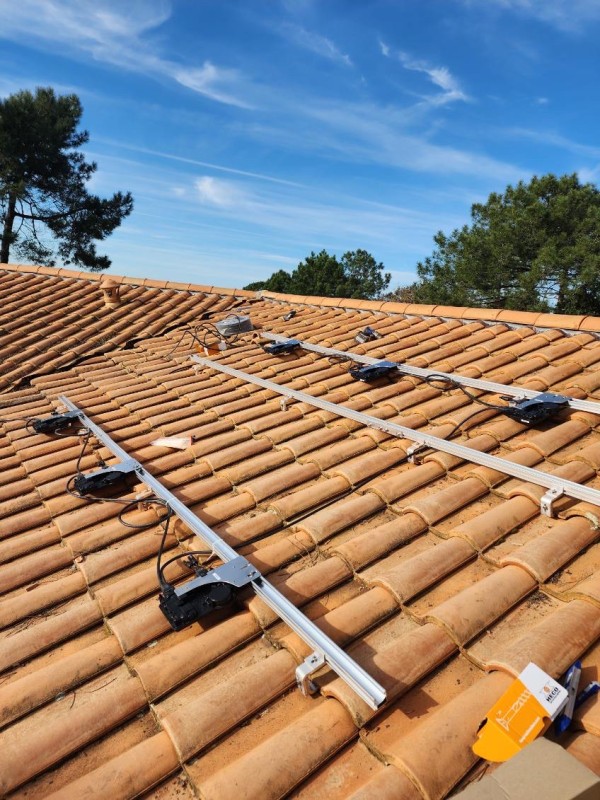 installation panneaux photovoltaïques dualsun avec 6 micro onduleurs Enphase à la teste de buch