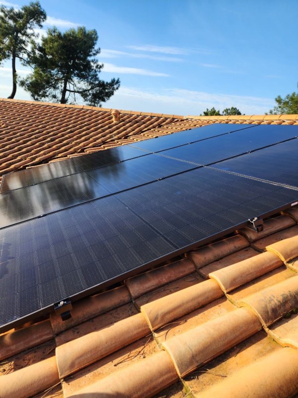 installation panneaux photovoltaïques dualsun avec micro onduleurs Enphase et fixation K2 système à la teste de buch